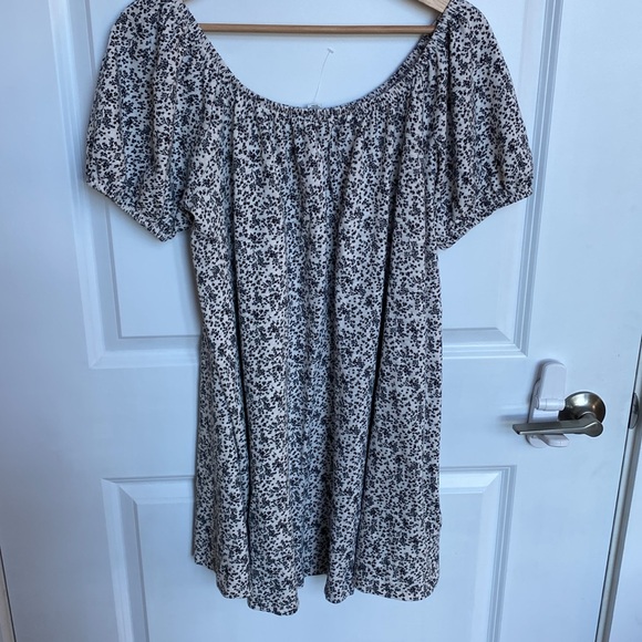 Puff sleeve Flowy Dress 🖤 - Picture 4 of 5